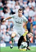  ??  ?? Tottenham Hotspur's Welsh midfielder Gareth Bale (L) vies with Norwich City's English midfielder Bradley Johnson (R) - AFP