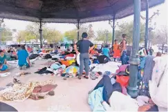  ??  ?? Migrantes que han sido deportados de Estados Unidos ahora viven en la Plaza de la República, ubicada en Reynosa.