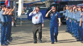  ??  ?? Cebu City Mayor Tomas Osmeña was escorted by Cebu City Police Office chief Joel Doria when he arrived at Camp Sotero Cabahug on Gorordo Ave. yesterday.