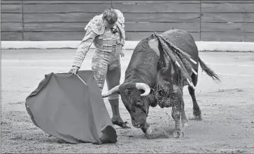  ?? Foto: archivo / el comercio ?? •
Hondo derechazo; artista y profundo, toreo renovado y clásico del gran Antonio Ferrera.