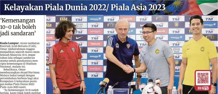  ?? [Foto Mohd Yusni Ariffin/bh] ?? Cheng Hoe bersalam dengan Van Marwijk pada sidang media perlawanan kelayakan Piala Dunia 2022, pasukan Malaysia bertemu UAE. Turut bersama pemain Malaysia, Brendan Gan dan pemain UAE, Omar Abdul Rahman di Bukit Jalil, semalam.