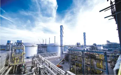  ??  ?? A view shows Saudi Aramco’s Wasit Gas Plant in Saudi Arabia. A successful bond program in 2018 would help gauge the global investor attitude for Saudi assets, which would be a crucial factor in pricing the planned Aramco IPO. (Photo courtesy of Saudi...
