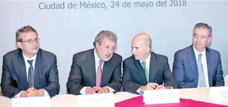  ??  ?? Miguel Messmacher, subsecreta­rio de Hacienda; Marcos Martínez, presidente de la ABM; José Antonio González Anaya, secretario de Hacienda, y Alejandro Díaz de León, gobernador de Banxico, ayer durante la firma del protocolo de cibersegur­idad.