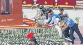  ?? HT PHOTO ?? ■
Defence minister Rajnath Singh, minister of state for defence Shripad Yesso Naik, CDS General Bipin Rawat and the three service chiefs laying wreaths and paying homage at the National War Memorial on the occasion of Kargil Vijay Diwas in New Delhi on Sunday.