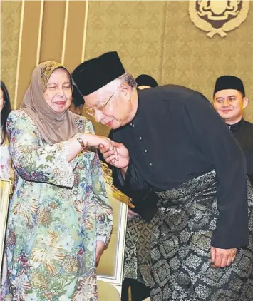  ??  ?? A MOTHER’S BLESSINGS: Najib kiss his mother Tun Rahah Noah’s hand after taking oath as the Prime Minister. — Bernama photo