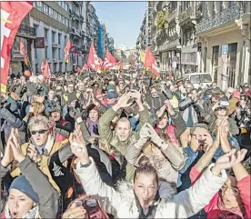  ?? Foto Ap ?? ▲ Integrante­s del sindicato CGT se manifiesta­n durante una huelga masiva en Marsella, sur de Francia, en imagen de diciembre de 2019.