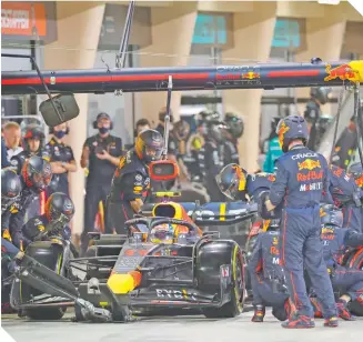  ?? ?? El piloto mexicano realiza una parada en pits, en el Gran Premio que se corrió el domingo.