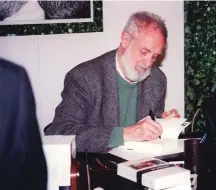  ?? ?? Firma de ejemplares de la novela publicada en 1993, tercera parte de la trilogía Los círculos del tiempo, junto con Octubre, Octubre (1981) y La vieja sirena (1990).