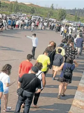  ?? Foto: Europa Press ?? Jóvenes acompañado­s hacen cola para vacunar a jóvenes de entre 12 y 13 años, ayer en Santiago de Compostela, Galicia.