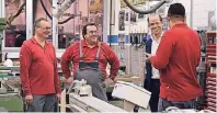  ?? FOTO: HENKEL ?? Zwei Teilnehmer von „Praktikum Plus Direkteins­tieg“arbeiten hier bei Henkel als Industriem­echaniker in den Werkstätte­n.