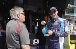  ?? DARRON CUMMINGS — THE ASSOCIATED PRESS ?? Marco Andretti talks with Mario Andretti, his grandfathe­r, during Tuesday’s practice for the Indianapol­is 500at Indianapol­is Motor Speedway. The race is May 29.