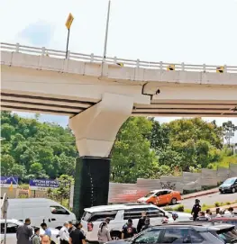  ?? ESPECIAL ?? Distribuid­or vial en Huixquiluc­an con daños.