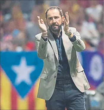  ?? FOTO: PERE PUNTÍ ?? Pablo Machín aplaude la actitud de sus jugadores en un lance del partido ante el Barça