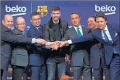  ??  ?? ACTIVO. Piqué y Bartomeu, tras la firma con Beko.