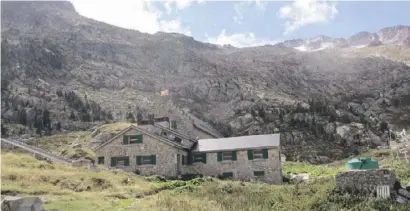  ??  ?? Wanderrout­en führen zur Renclusa-Berghütte, die ganzjährig geöffnet ist.