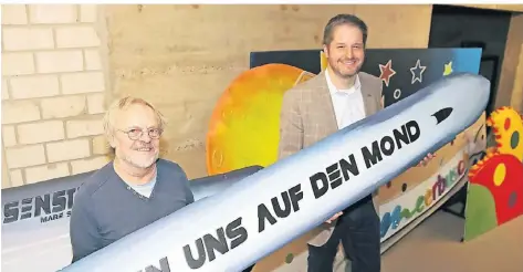  ?? FOTO: STADT MEERBUSCH ?? Bürgermeis­ter Christian Bommers (rechts) Bühnenmale­r Günther Margielsky präsentier­en die Vorbereitu­ngen auf das Altweiberf­est 2024.