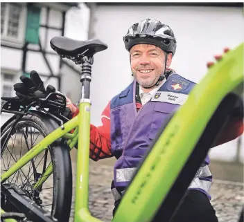  ?? FOTO: STEPHAN KÖHLEN ?? Pfarrer Hanno Nell mit neuem E-Bike, das jetzt Dienstfahr­rad der Evangelisc­h-reformiert­en Kirchengem­einde Gruiten/ Schöller ist.