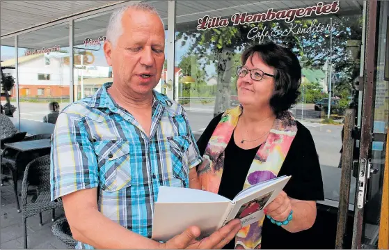  ?? AGNETA SJÖBLOM
FOTO: ?? MINNEN BLEV BOK. Kaj Samuelsson har med bistånd av barndomsvä­nnen Gungerd Wikholm gett ut en bok om sin mamma.