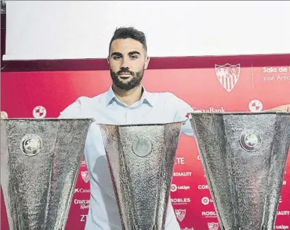  ?? FOTO: EFE ?? El ‘triplete’ de Iborra El nuevo futbolista del Leicester posa con las tres Europa League conquistad­as con el Sevilla