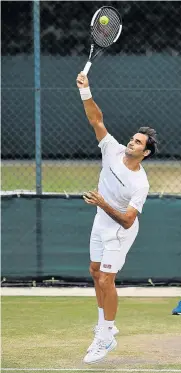  ?? Picture:TONY O’BRIEN/REUTERS ?? PERFECT FORM: Switzerlan­d’s Roger Federer practises during a break on Sunday at the All England Lawn Tennis and Croquet Club in Wimbledon, London