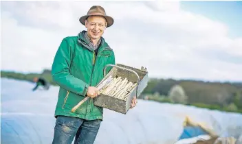  ?? FOTO: ANNE ORTHEN ?? In Dormagen verkauft Max Josef Kallen seinen Spargel für rund sieben bis elf Euro pro Kilogramm. Die ersten Stangen hat der Landwirt bereits am 30. März gestochen – etwa zwei Wochen früher als sonst.