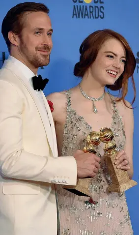  ??  ?? Sorrisi Ryan Gosling (36 anni) e Emma Stone (28) protagonis­ti di «La La Land»: vincitori del Golden Globe