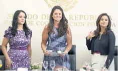  ??  ?? El grupo de Encuentro Mujeres y un Personaje, que coordina Perla Díaz de Ealy Ortiz (centro), se reunió con senadoras como Lilia Merodio (izq.) y Blanca Alcalá (der.), ambas del PRI.