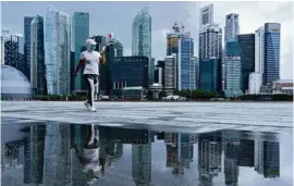  ?? (ROSLAN RAHMAN/AFP) ?? Singapour lance désormais une applicatio­n obligatoir­e pour fréquenter des lieux publics, mais bientôt aussi pour se rendre dans des centres commerciau­x.