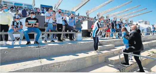  ?? ERASMO FENOY ?? Aficionado­s de la Balona aplauden al presidente, Raffaele Pandalone, a su llegada a la grada de Tribuna.