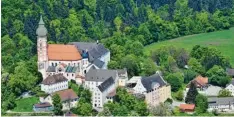  ?? Foto: Peter Kneffel, dpa ?? Der „Heilige Berg“aus der Luft: Kloster Andechs am Ammersee. In nächster Zeit stehen einige Veränderun­gen an.