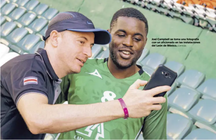  ?? CORTESÍA ?? Joel Campbell se toma una fotografía con un aficionado en las instalacio­nes del León de México.