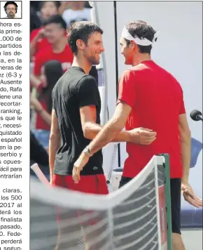  ??  ?? CORDIALIDA­D. Djokovic y Federer se saludaron ayer en Shanghai.