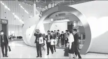  ?? PHOTOS PROVIDED TO CHINA DAILY ?? Clockwise from top: A landmark of the Sino-ROK Internatio­nal Cooperatio­n Demonstrat­ion Zone, the exhibition hall for cities in China and the Republic of Korea becomes operationa­l on Thursday. Li Weibin, chief of the demonstrat­ion zone, details the zone’s investment opportunit­ies at the opening ceremony of the exhibition hall. Business representa­tives from China and the ROK visit the exhibition hall.