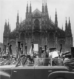  ??  ?? L’ingresso Montini davanti al Duomo di Milano che lo accoglie come pastore