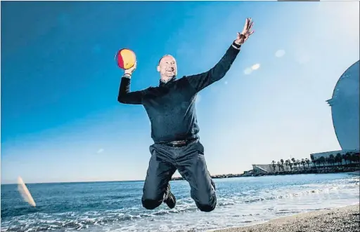  ?? XAVIER CERVERA ?? Pedro García Aguado posando para La Vanguardia en la Barcelonet­a, el lunes