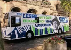  ?? RP-FOTO: LENA GROSSMANN ?? Der neue Bücherbus vor dem Rathaus: Ab Mitte nächster Woche fährt er durch die Stadtteile.