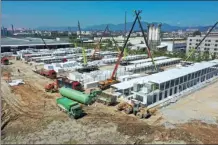  ?? LIN SHANCHUAN / XINHUA ?? Workers build a makeshift quarantine site around the clock in Quanzhou, Fujian province, on Monday.