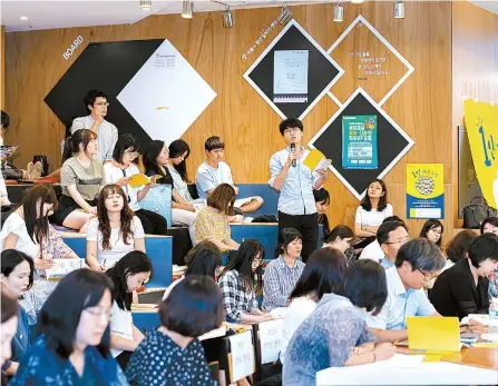  ?? Courtesy of Seoul Metropolit­an Government ?? A participan­t shares his thoughts at a single-person household policy forum held by the Seoul Metropolit­an Government, July 10.