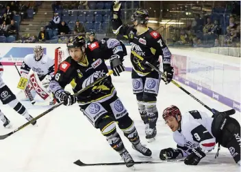  ?? FOTO: THOMAS LAMMERTZ ?? Diego Hofland (Nr. 6) erzielte gestern seinen ersten Saisontref­fer im Trikot der Krefeld Pinguine.