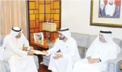  ?? —KUNA ?? ABU DHABI/MUSCAT: Amiri Envoy First Deputy Prime Minister and Minister of Foreign Affairs Sheikh Sabah Al-Khaled Al-Hamad Al-Sabah delivers a letter to UAE Vice President, Prime Minister, and Dubai Ruler Sheikh Mohammed bin Rashid Al-Maktoum. (Right)...