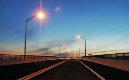  ?? PHOTO BY TONY ADAMIS ?? This is the view looking west on the Kingston-Rhinecliff Bridge, toward Ulster County, at dusk.