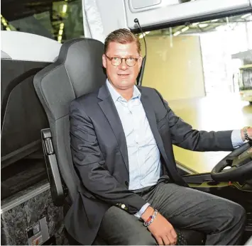 ?? Foto: Andreas Brücken ?? Till Oberwörder darf hier sitzen. Nicht nur weil der 47 Jährige der Chef der Daimler Bussparte ist. Der studierte Betriebswi­rt hat auch den für Busse vorgeschri­ebenen Führersche­in.