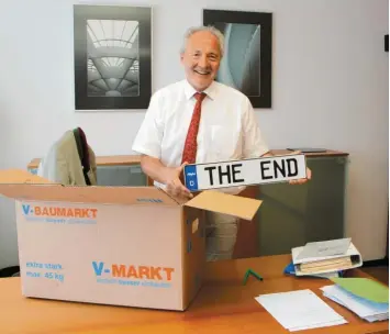  ?? Foto: Sandra Baumberger ?? In den vergangene­n Tagen hat Hans-Joachim Weirather in seinem Büro fleißig Kisten gepackt. Auch das Schild, mit dem die Allgäu GmbH ihren Aufsichtsr­atsvorsitz­enden schon vor drei Jahren verabschie­det hat, zieht mit um.