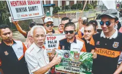  ??  ?? Shahrir (second left) with the protesters yesterday.