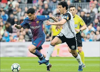  ?? LLUÍS GENÉ / AFP ?? Philippe Coutinho conduce el balón e intenta escaparse de Dani Parejo el sábado en el Camp Nou