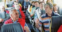  ?? Foto: Gütegemein­schaft Buskomfort (gbk) ?? Die sogenannte­n Best Ager schätzen die Vorzüge moderner Reisebusse auf dem Weg in den Urlaub.
