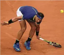 ?? Lionel Bonaventur­e/AFP ?? » FÁCIL Rafael Nadal rebate bola em vitória sobre Benoit Paire em Roland Garros; ele e Novak Djokovic, favoritos no torneio, avançaram sem sustos à segunda rodada ESPANHA