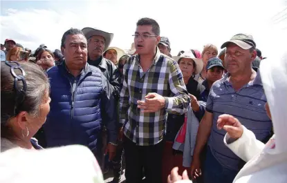  ?? ANDRÉS LOBATO Alejandro Martínez Fuentes, de camisa a cuadros, dialoga con pobladores durante el cierre de la autopista. ??