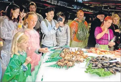  ?? JORDI PLAY ?? Las pescadería­s del mercado de la Boqueria se han convertido en una atracción turística