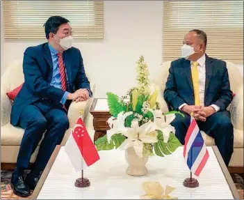  ?? Photo: PR Phuket ?? Singapore Ambassador Kevin Cheok (left) speaks with Phuket Governor Narong Woonciew on Mar 23 about drafting requiremen­ts for the return of cruise liners.